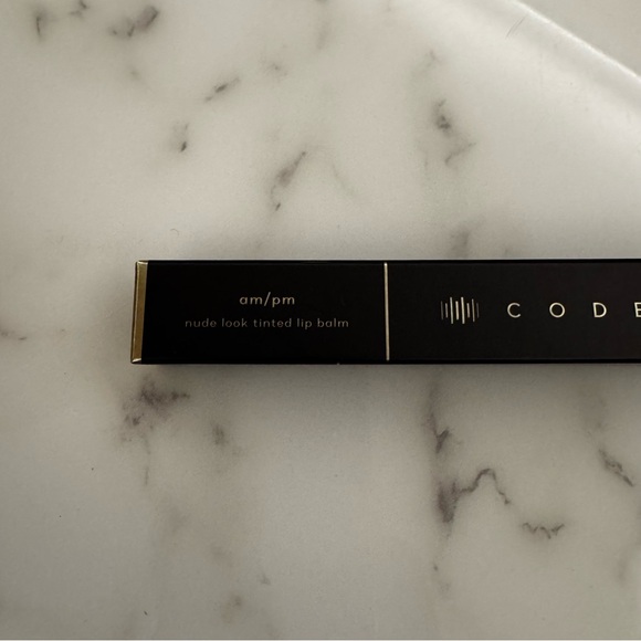 Code 8 set of 4: highlighter, eye shadow, mascara lip balm - Picture 11 of 13